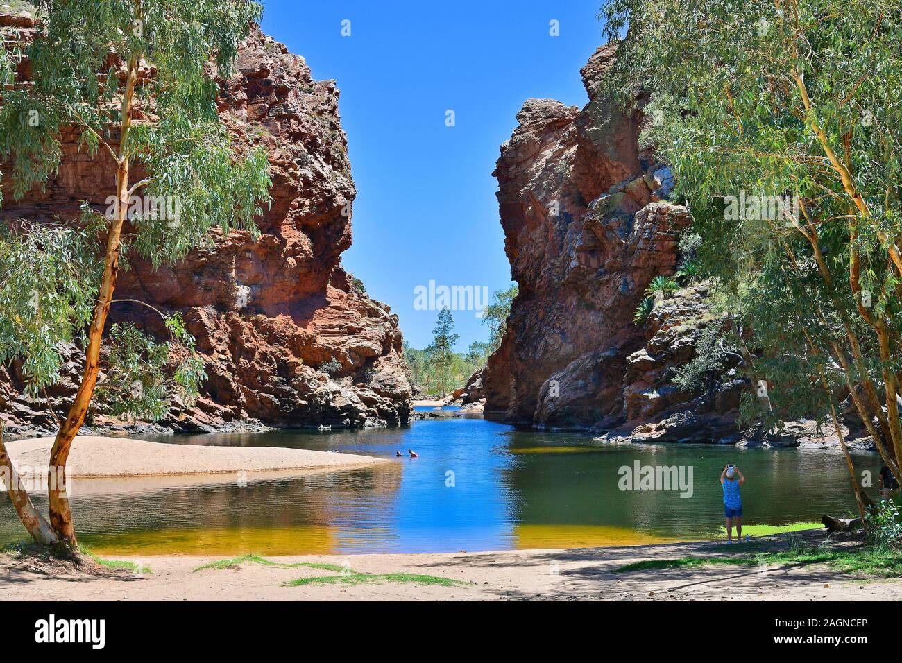 Alice Springs, NT, Australie - Novembre 17, 2017 : des personnes non identifiées, vous baigner dans Ellery Creek Big Hole, lac et étang à West McDonnell Ra Banque D'Images