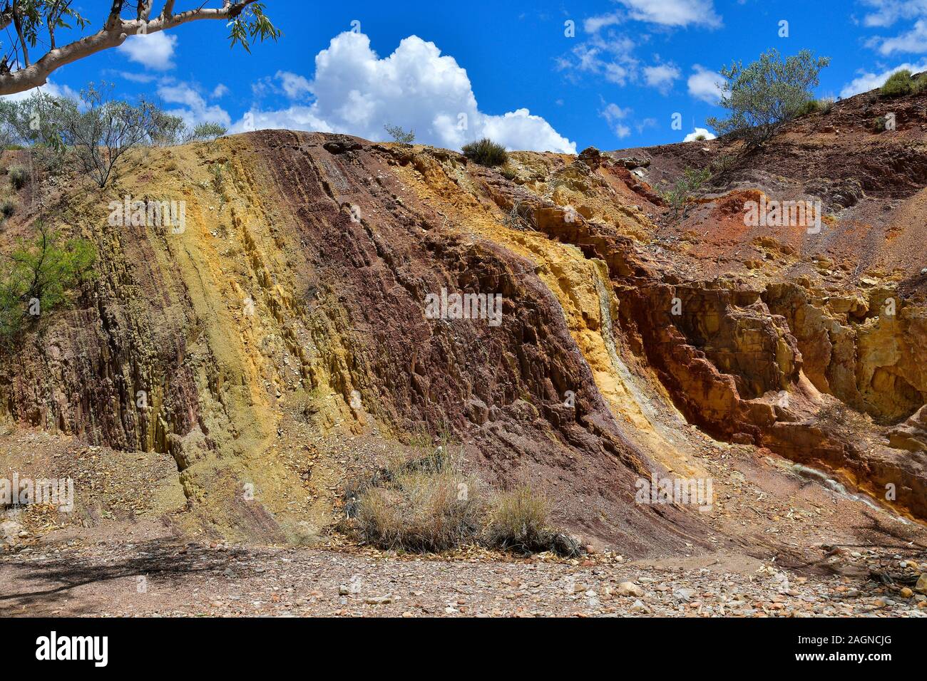 L'Australie, NT, l'ocre des fosses dans West McDonnell Range national park, ocre utilisé par les gens pour les cérémonies aborigènes Banque D'Images