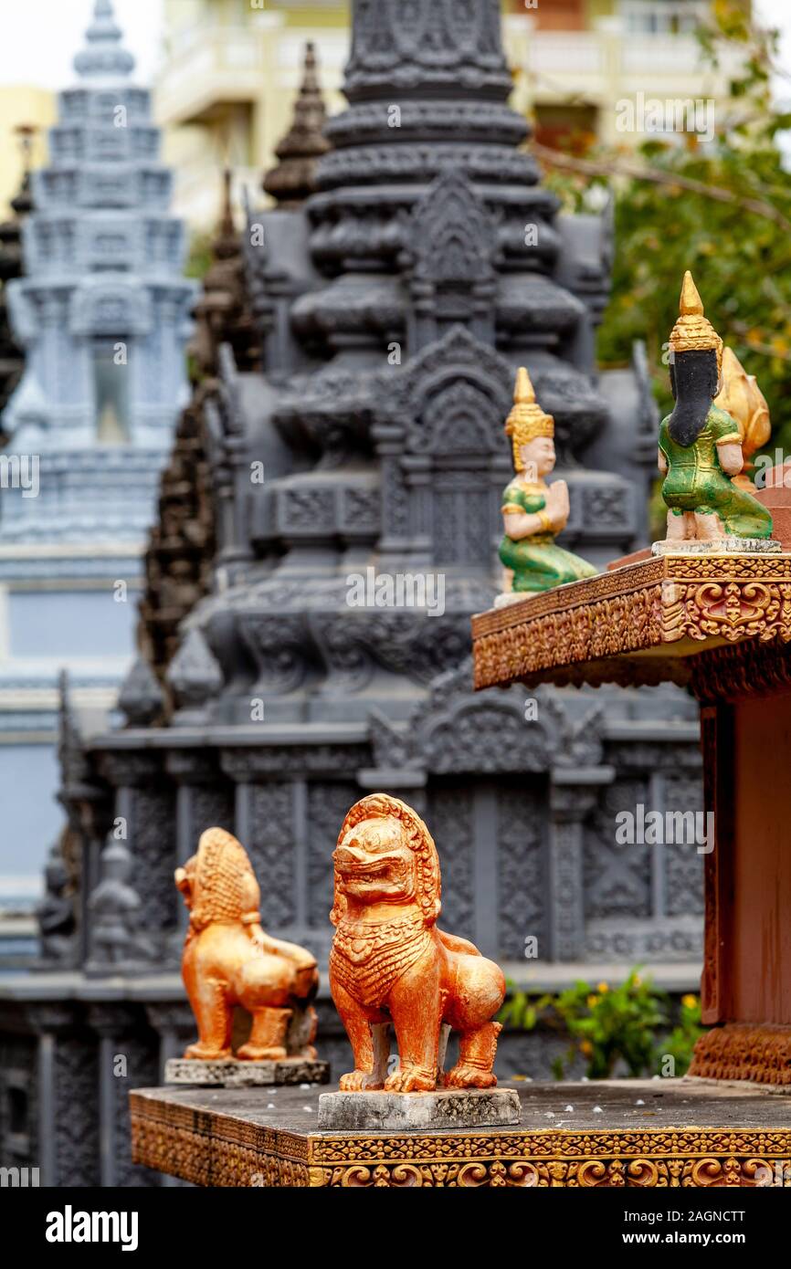 Des statues de lion et de stupas à Wat Moha Montrei, Phnom Penh, Cambodge. Banque D'Images