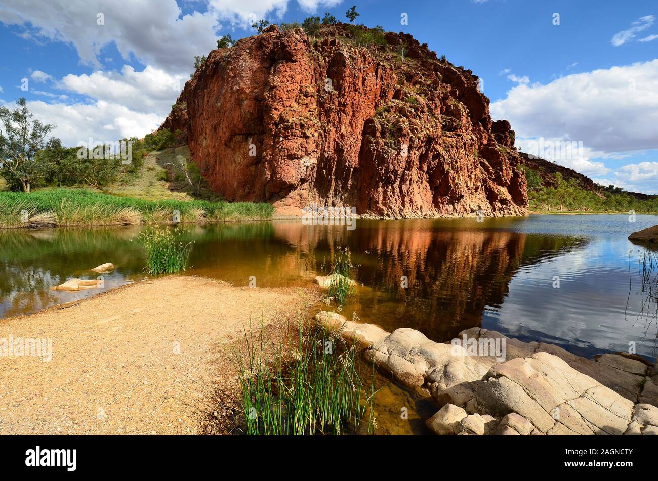 L'Australie, NT, Glen Helen à West McDonnell Range national park, endroit agréable pour se détendre et nager dans l'outback australiens Banque D'Images