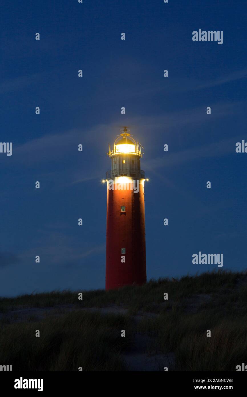 Phare Eierland dans les dunes au coucher du soleil sur l'extrémité nord de l'île néerlandaise de Texel, Noord-Holland, les Pays-Bas Banque D'Images