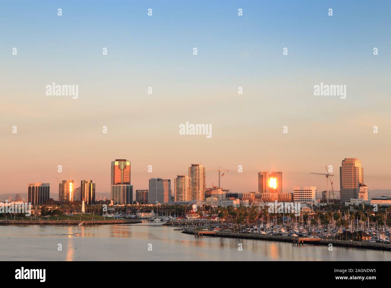 Une vue ultra large de Long Beach Marina, Californie d'un navire de croisière avant le lever du soleil Banque D'Images