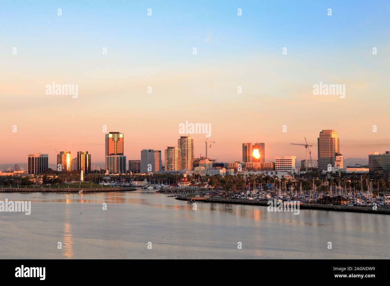 Une vue ultra large de Long Beach Marina, Californie d'un navire de croisière avant le lever du soleil Banque D'Images