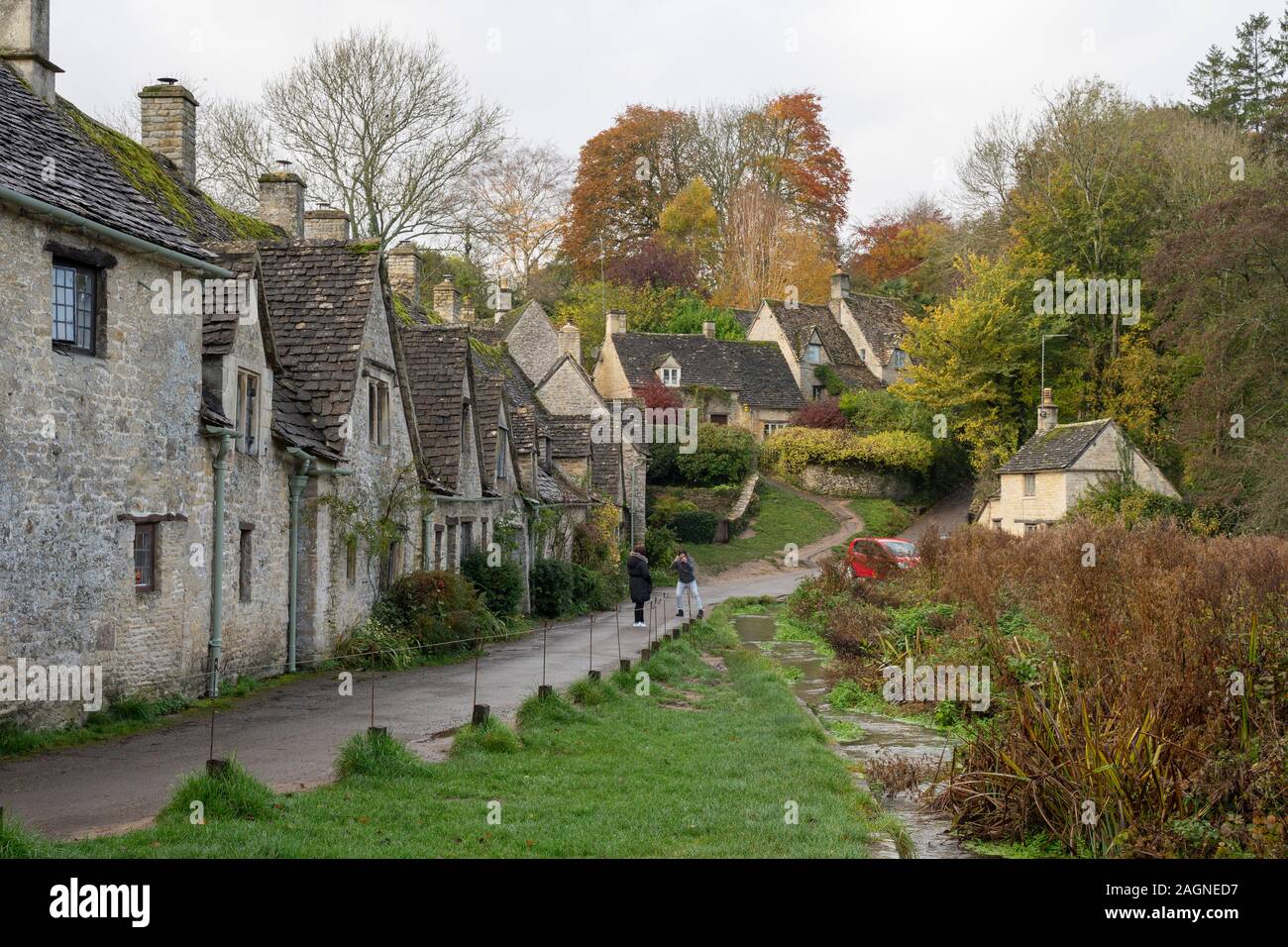 Arlington Row dans le village de Bibury, Gloucestershire, Cotswolds,  Royaume-Uni Photo Stock - Alamy