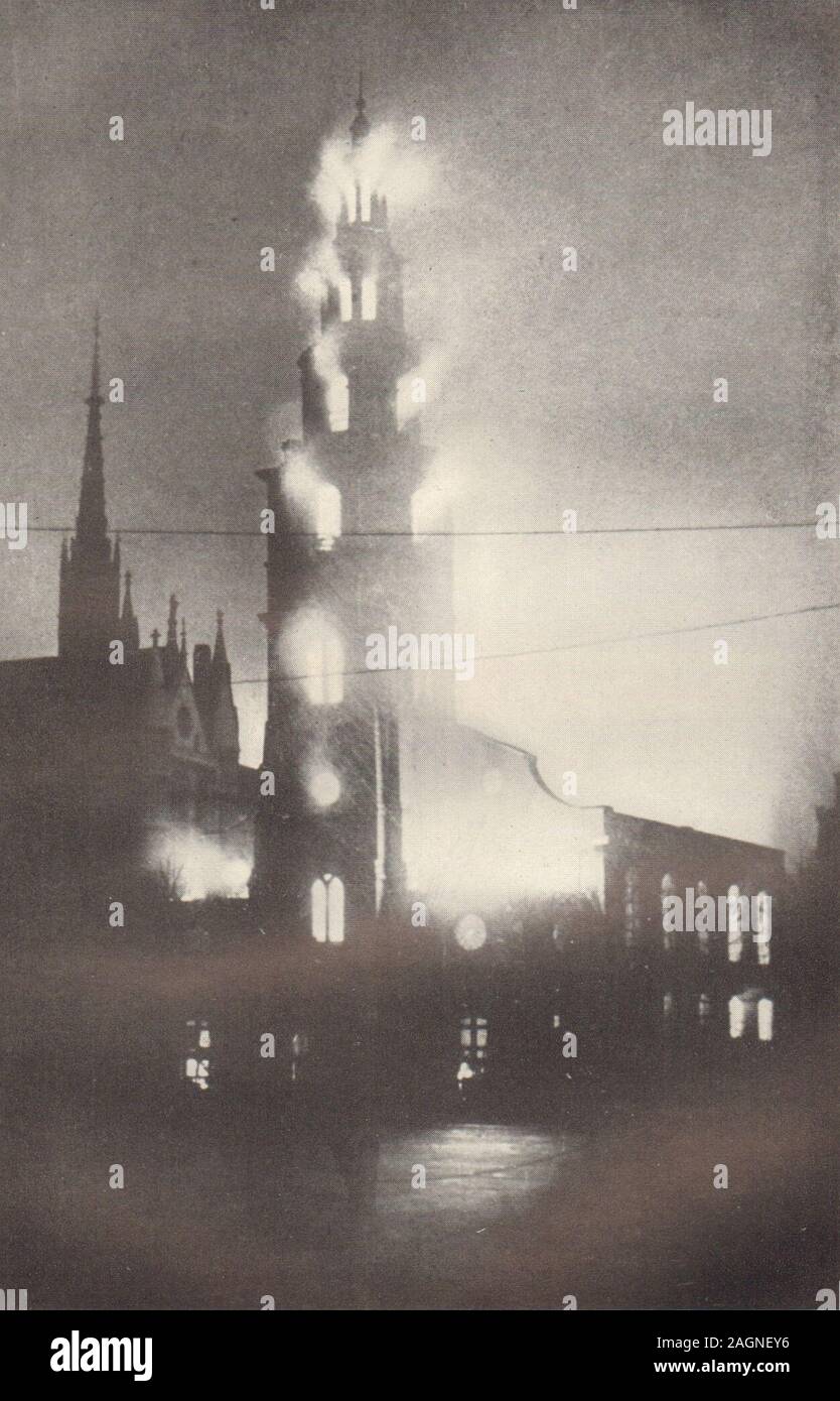 St Clement Danes church ablaze 10 mai 1941. La Seconde Guerre mondiale 2. Blitz sur Londres 1953 Banque D'Images