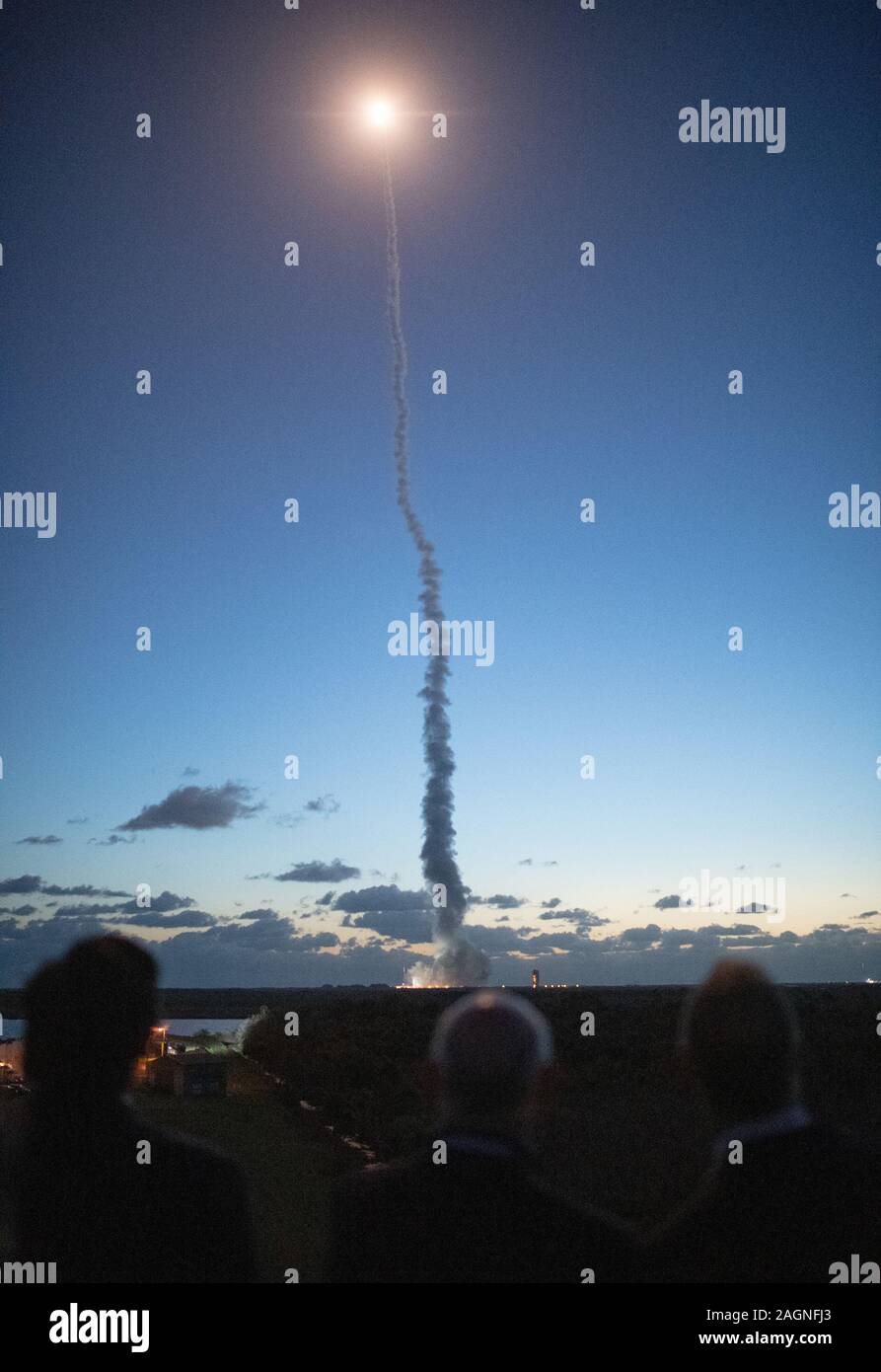 Cap Canaveral, États-Unis. 18Th Oct, 2019. Floride Gov. Ron DeSantis (R), gauche, Bruno Tory, président et chef de la direction de United Launch Alliance, et l'administrateur de la NASA Jim Bridenstine watch en tant qu'Alliance Lancement fusée Atlas V-100 de Boeing avec l'engin spatial à bord de la CST Starliner lance à partir de l'espace complexe de lancement 41 à Cap Canaveral Air Force Station, le 20 décembre 2019, à partir de la NASA's Kennedy Space Center en Floride. Credit : UPI/Alamy Live News Banque D'Images