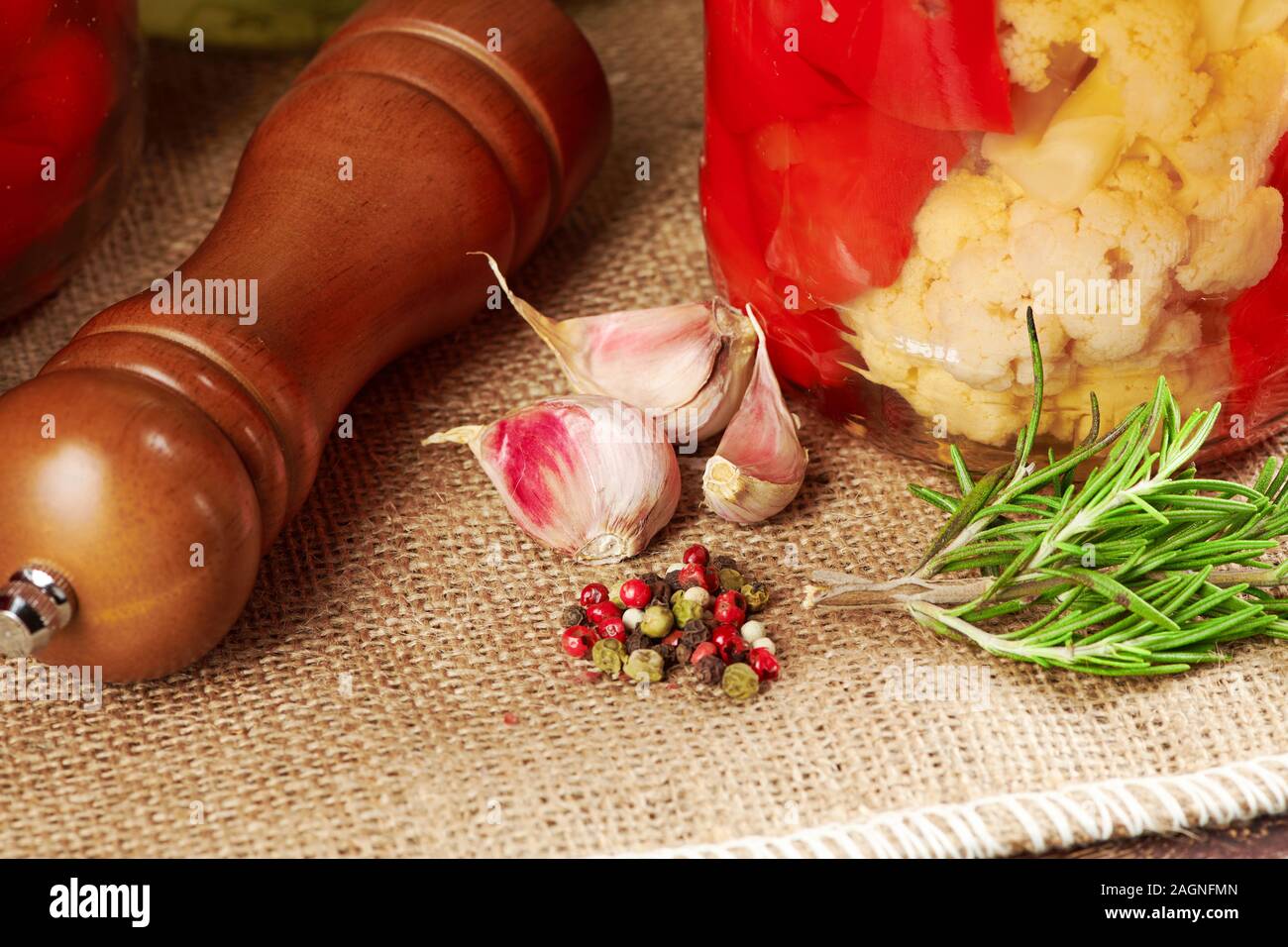 Différents légumes dans un pot préparé pour la mise en conserve domestique Banque D'Images