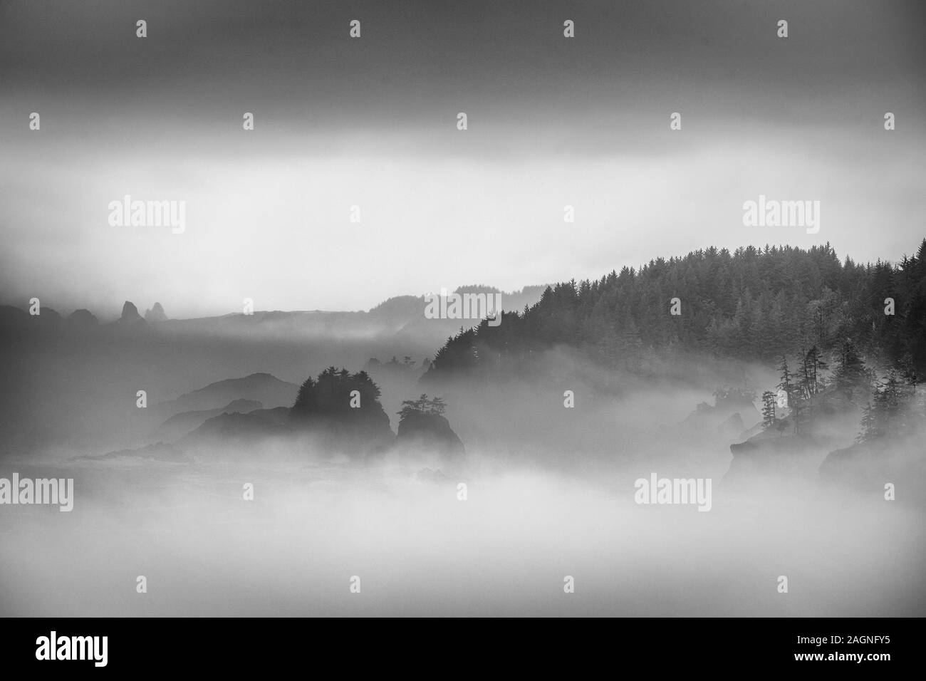 Le brouillard et les piles de la mer à la plage de la Chine sur la côte sud de l'Oregon. Banque D'Images