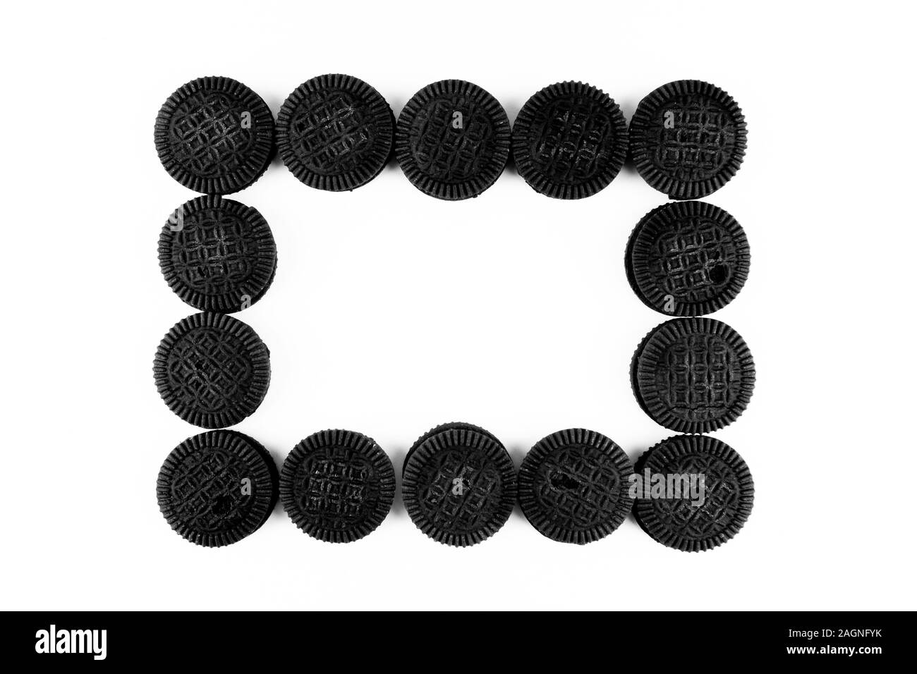 Un cadre fait de sandwich cookies sur fond blanc Banque D'Images