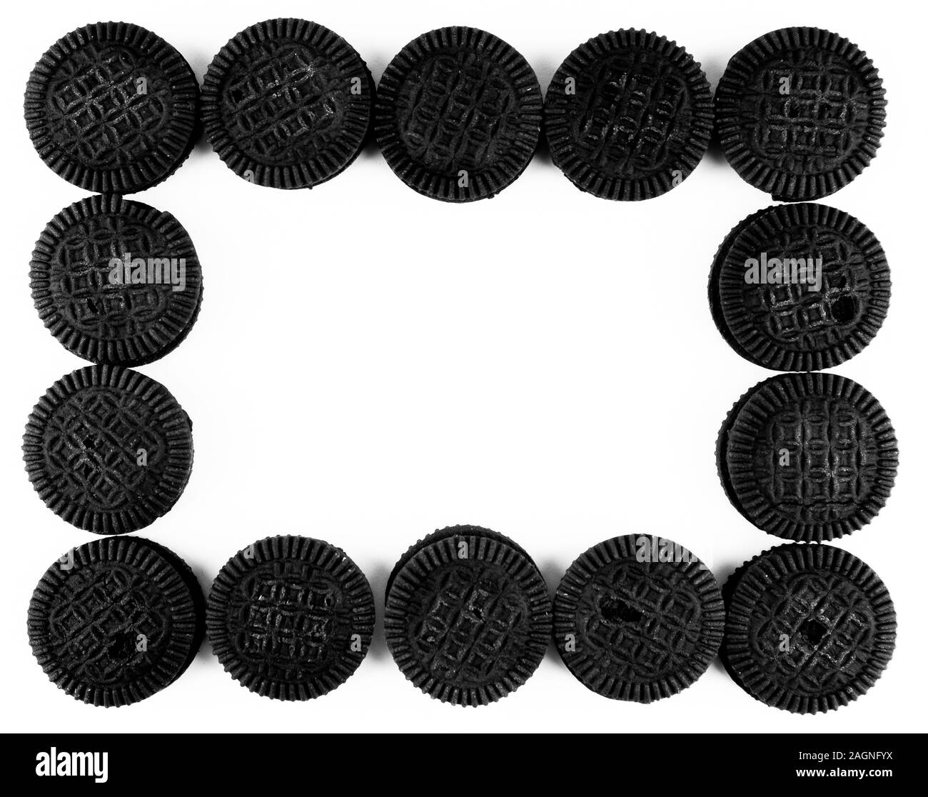 Un cadre fait de sandwich cookies sur fond blanc Banque D'Images