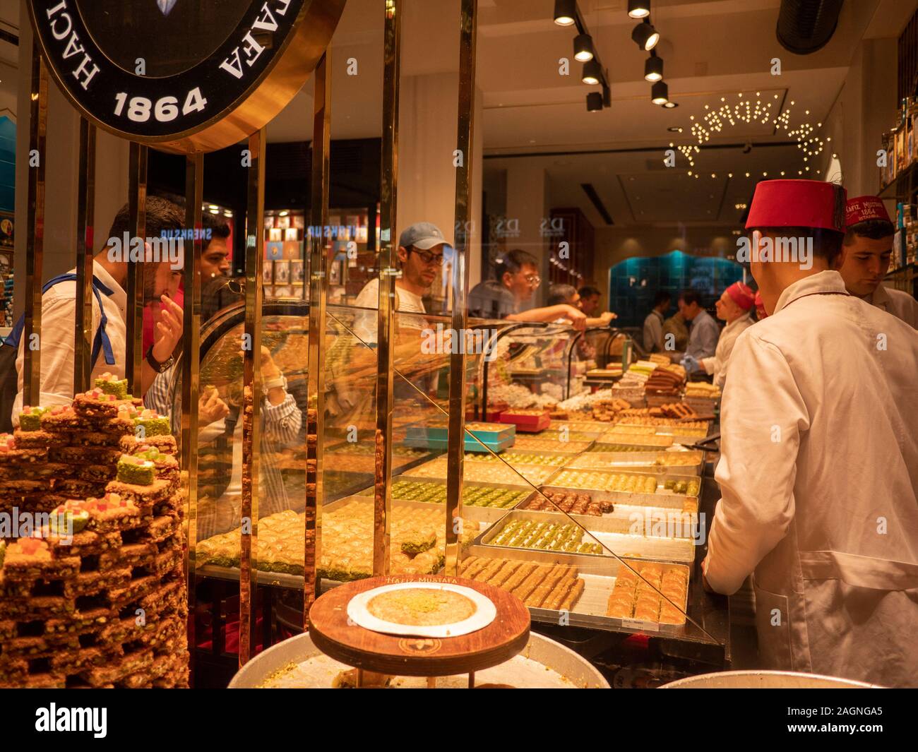 Istanbul , Turquie ; Octobre 2019 : confiserie voir en Turquie les gens achètent et le goût sucré traditionnel local Banque D'Images