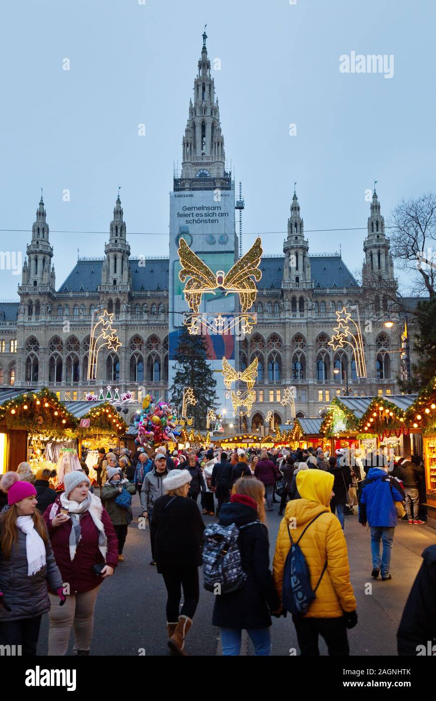 Marché de Noël de Vienne - les gens font du shopping au crépuscule, le marché de Noël de Rathaus, Rathausplatz, Vienne Autriche Europe Banque D'Images