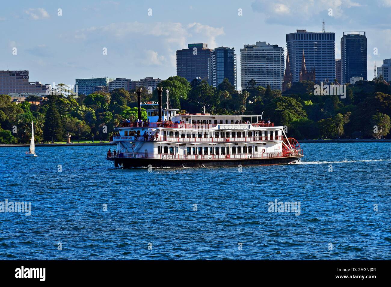 Sydney, NSW, Australie - le 29 octobre 2017 : personnes non identifiées sur vintage à aubes dans Farm Cove avec une partie du Royal Botanic Garden et bâtiments Banque D'Images