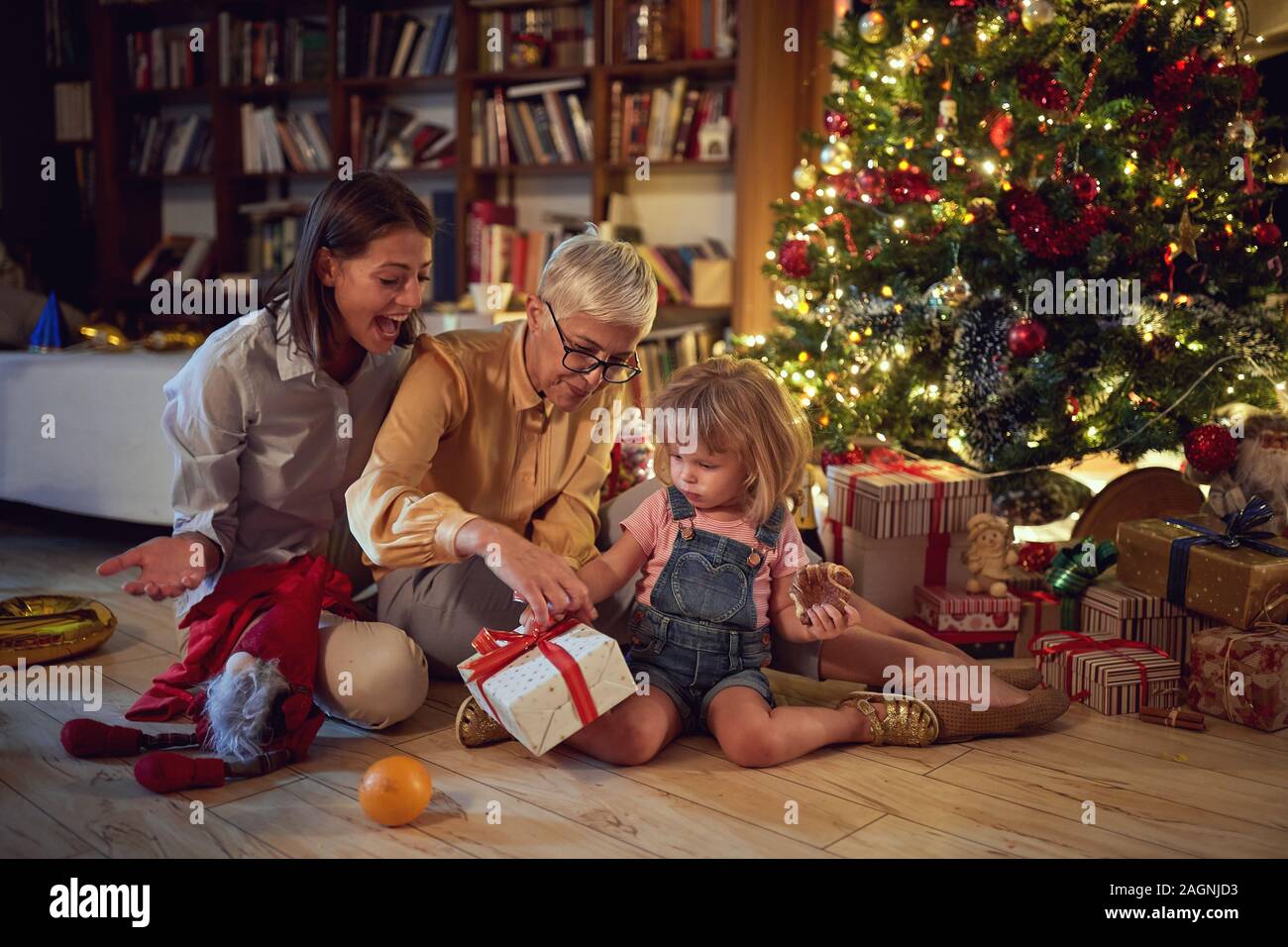 Une famille heureuse avec des cadeaux pour célébrer Noël ensemble Banque D'Images