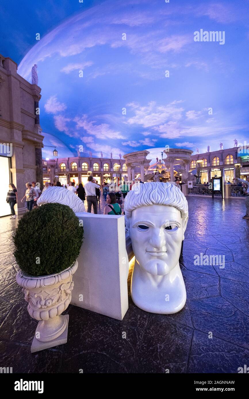 Statues et décor orné à l'intérieur du centre commercial de luxe Forum Shops du Caesars Palace, Las Vegas, Nevada, États-Unis Banque D'Images