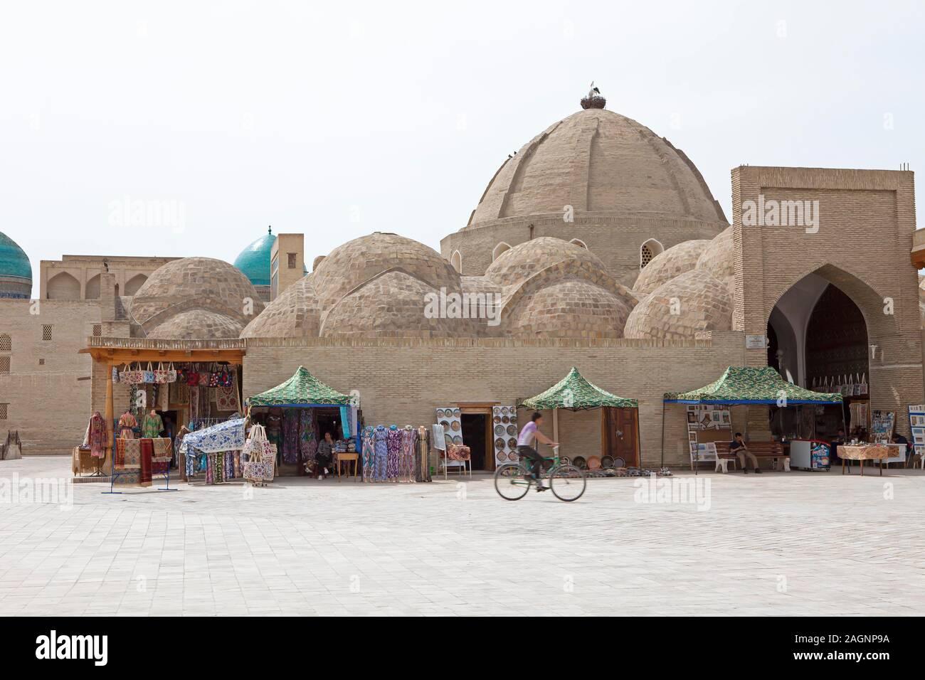 Boutiques de souvenirs à l'entrée du Dôme Zargaron Toqi Bazaar, vieille ville de Boukhara, Ouzbékistan, Province Buxoro Banque D'Images