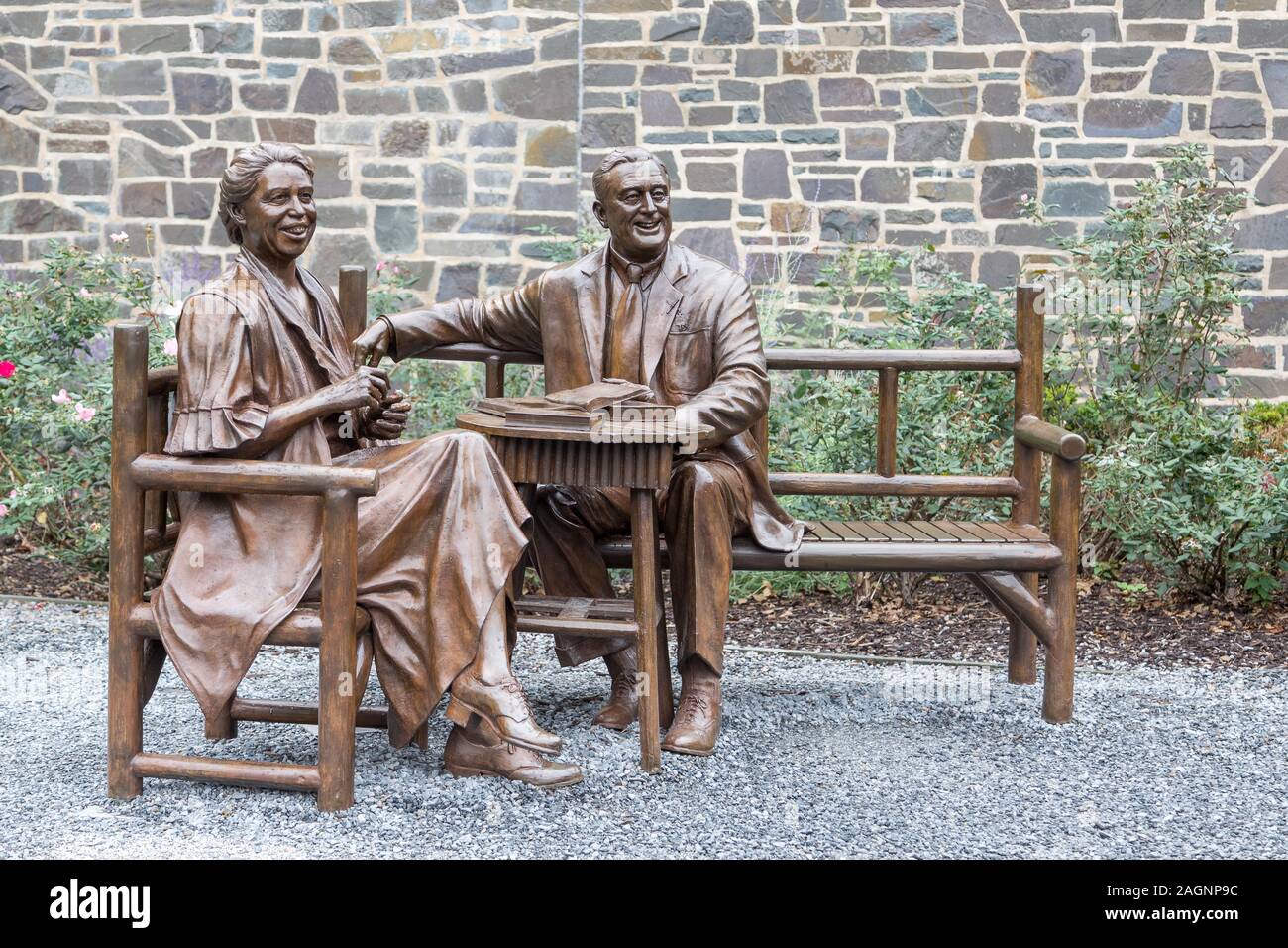 Des statues en bronze, Franklin D. Roosevelt et Eleonor Roosevelt, à l'extérieur, bibliothèque de Franklin D. Roosevelt Presidential Library, Hyde Park, New York, USA Banque D'Images