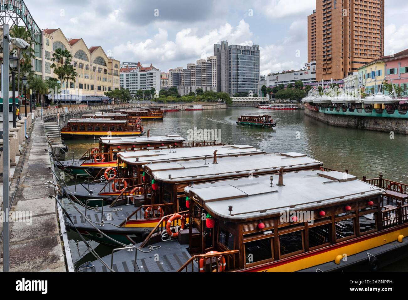 Bateaux de touristes sur la rivière Singapour, à Clarke Quay, Singapour Banque D'Images