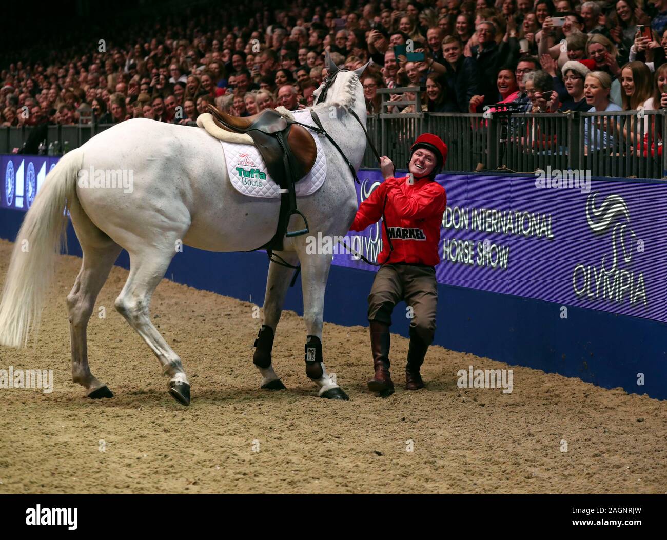 Sir Anthony McCoy tombe bien que concurrentes dans les jockeys Markel, saut à l'aide du Fonds au cours de la classe des jockeys blessés jour cinq de la London International Horse Show à l'Olympia de Londres. Banque D'Images