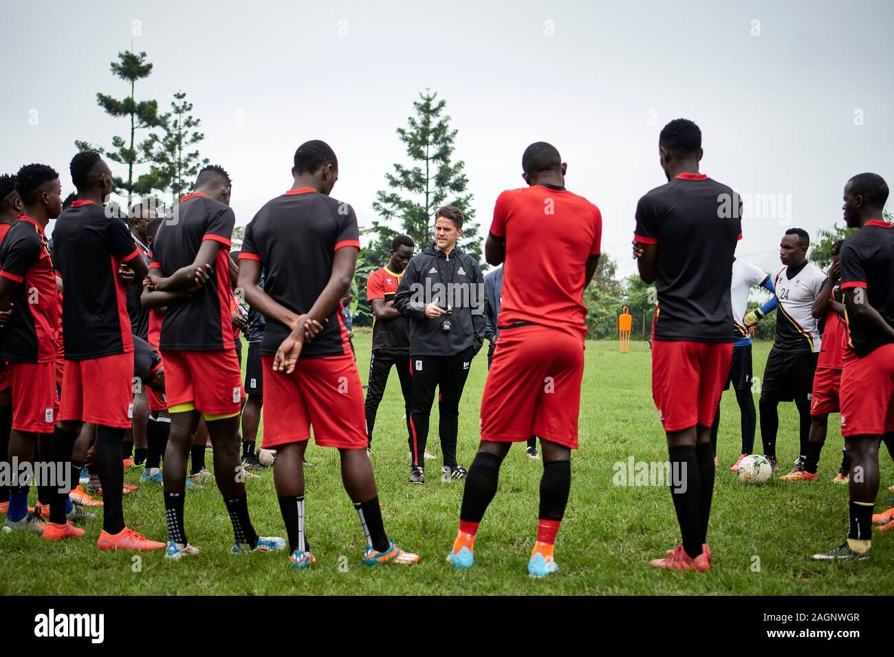 Kampala, Ouganda. 16 Dec 2019. Johnathan McKinstry (entraîneur-chef, Ouganda) parle aux joueurs en avant de la formation. L'Équipe nationale de l'Ouganda dans la formation de la CECAFA Senior Challenge Cup 2019. Lubaga Terrain d'entraînement. XtraTimeSports (Crédit : Darren McKinstry) Banque D'Images