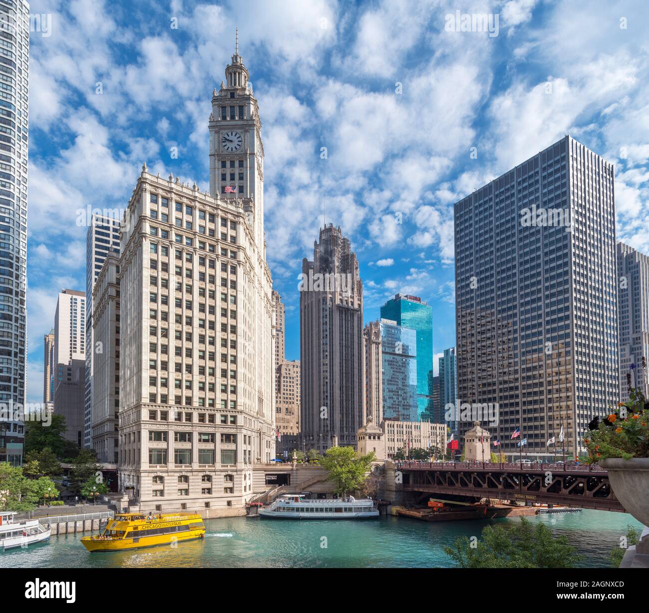 Rivière de Chicago, le centre-ville et pont DuSable (anciennement Michigan Avenue Bridge), Chicago, USA. Le Wrigley Building et la Tribune Tower dans le centre. Banque D'Images