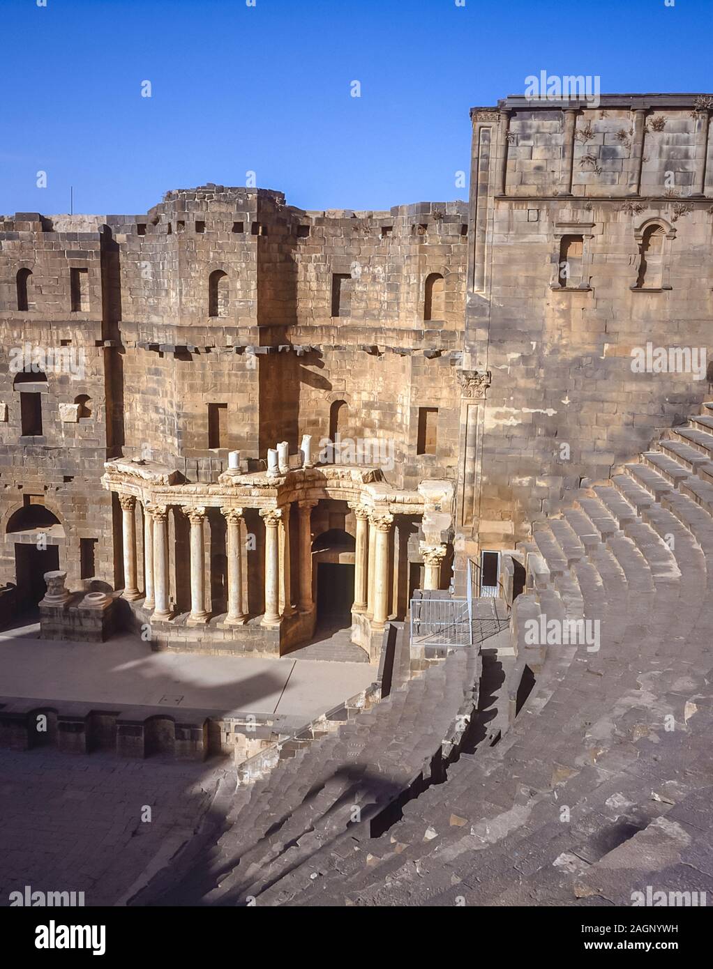 Syrie. L'amphithéâtre romain de la ville romaine de Bosra, au premier siècle, en Syrie Banque D'Images
