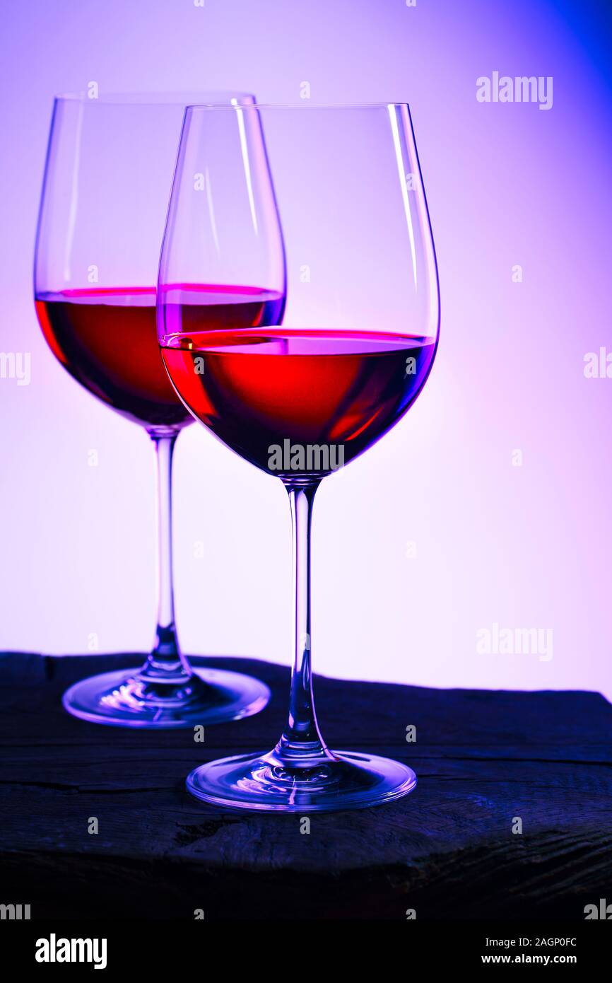 Deux verres de vin rouge. Atmosphère intime. Concept romantique Banque D'Images