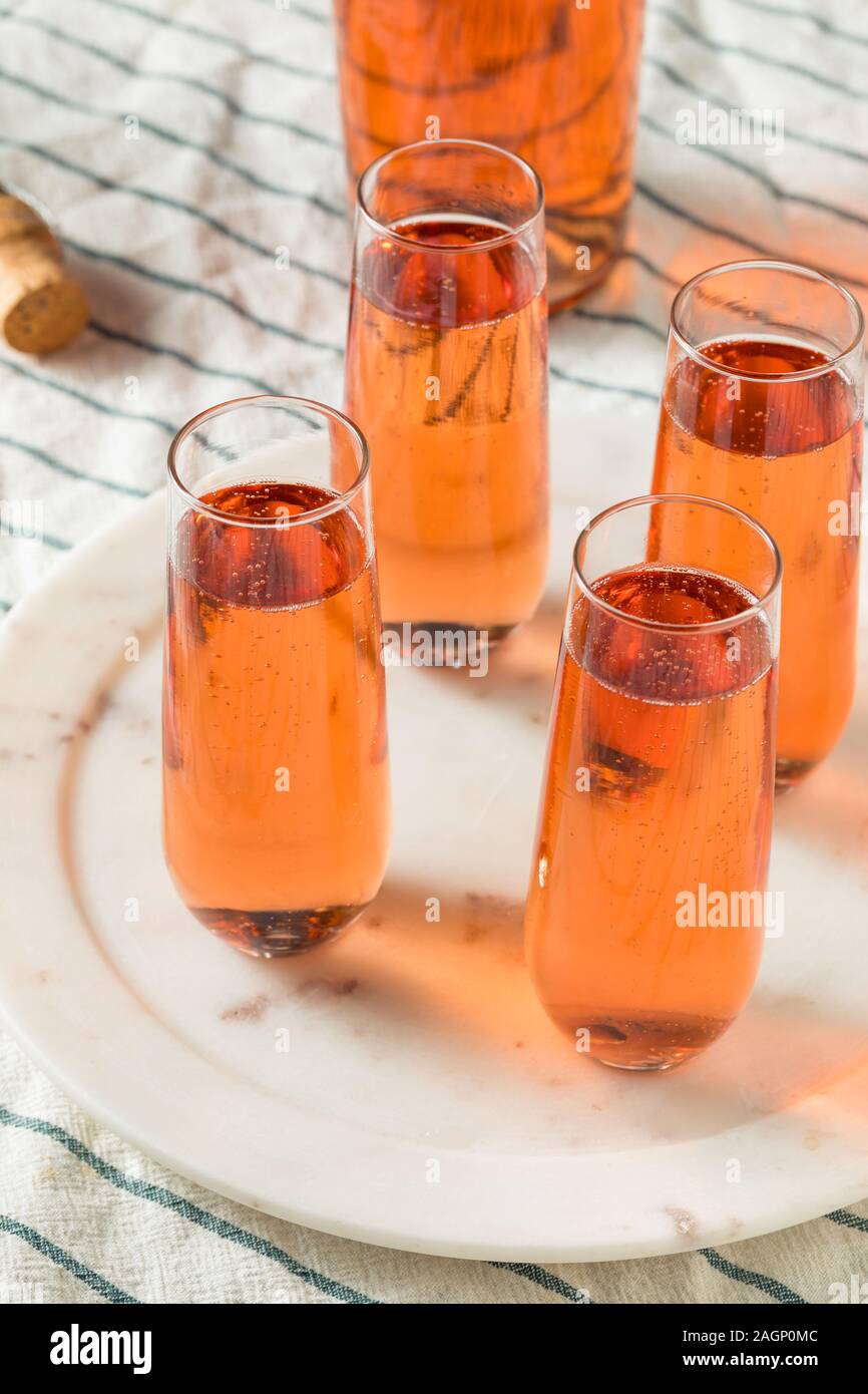 Vin Rouge Rose Champagne dans un verre Banque D'Images