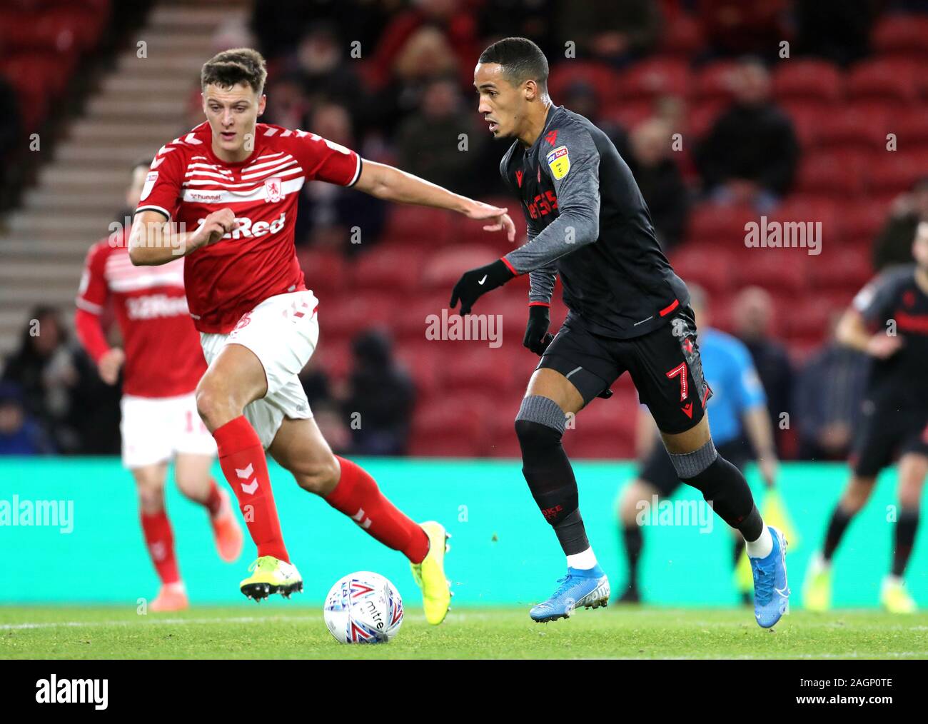 Le MEST Middlesbrough Fry (à gauche) et Stoke City's Tom Ince bataille pour le ballon pendant le match de championnat à Sky Bet Stade Riverside, Middlesbrough. Banque D'Images