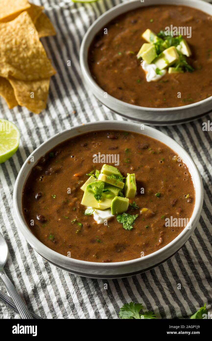 Soupe de haricots noirs Bio faits maison avec la coriandre et de l'avocat Banque D'Images