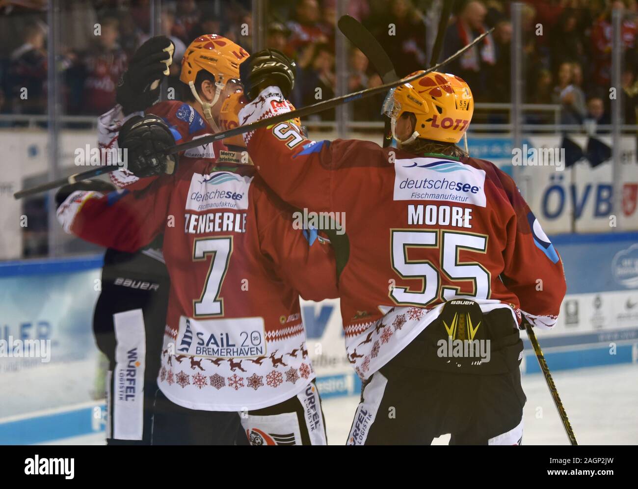 Berlin, Allemagne. 18Th Oct, 2019. Hockey sur glace : DEL, pingouins Bremerhaven - Straubing Tigers, tour principal, 29e jour de jouer. Jan de Bremerhaven Urbas (l) cheers avec Mark Zengerle et Michael Moore (r) sur son objectif pour 4:2. Credit : Carmen Jaspersen/dpa/Alamy Live News Banque D'Images