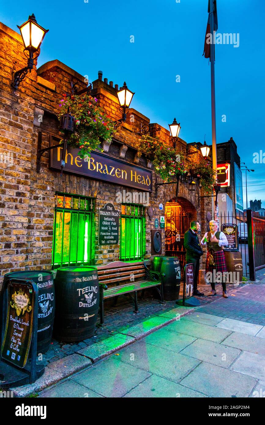 De l'extérieur le plus vieux pub d'Irlande Le Brazen Head, Dublin, Irlande Banque D'Images