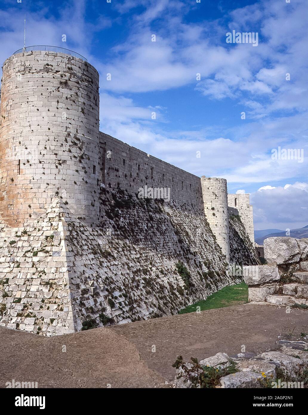 Syrie. Les murs défensifs extérieurs aux ruines de la vaste forteresse de Crusader du Krak des Chevaliers, la forteresse des Chevaliers, la porte D'entrée D'Qa'lat al Hosn entre la Syrie et la Méditerranée. Construite au XIIe siècle, la forteresse fut le bastion des Templiers européens pendant les guerres Saints Banque D'Images