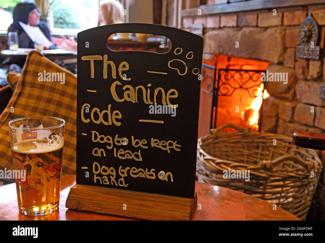 Pubs acceptant les chiens, le Code canin, chien à garder en tête, friandises pour chiens à disposition, Cheshire, Angleterre, Royaume-Uni Banque D'Images