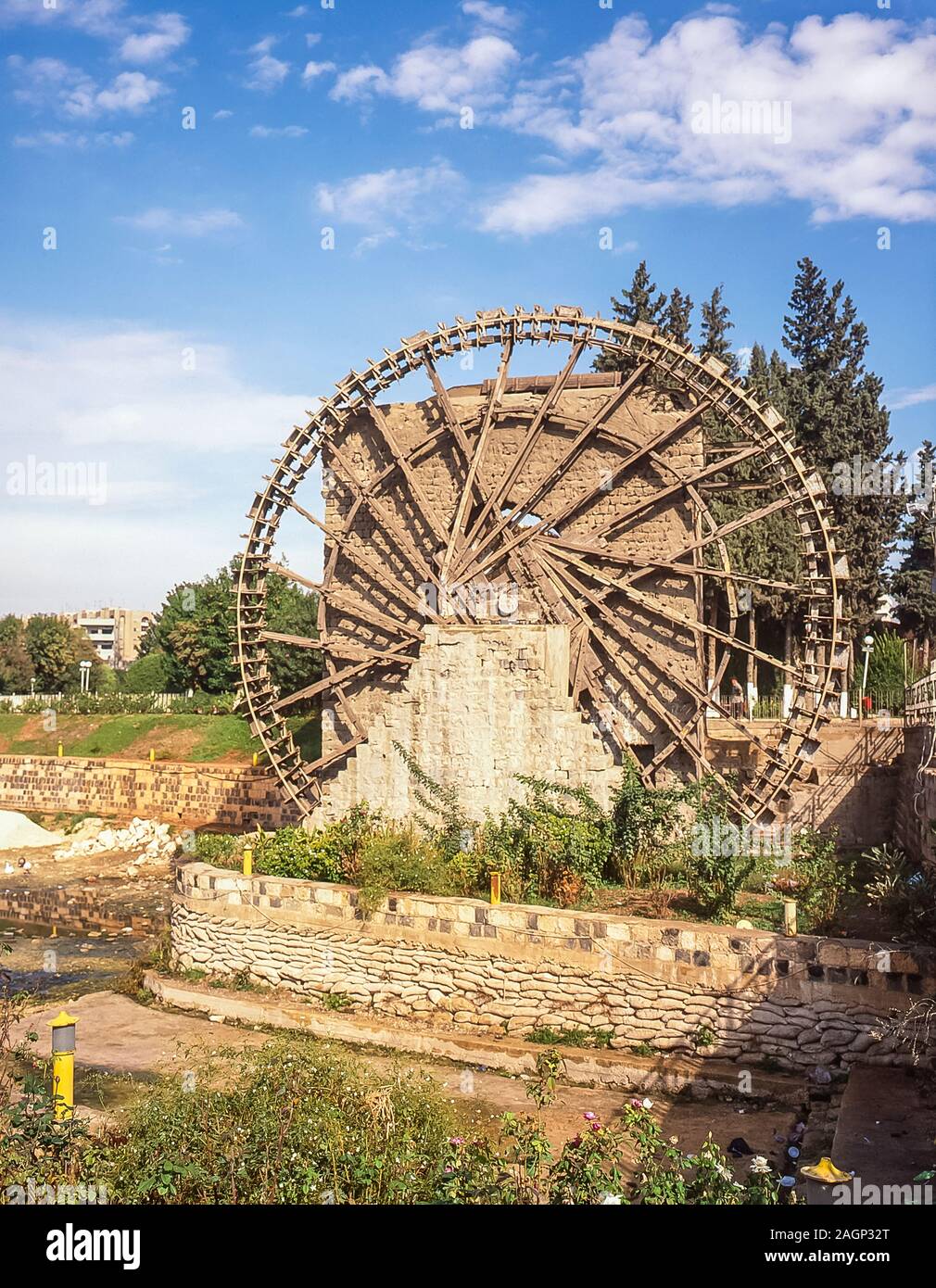 La Syrie. Le célèbre roman les roues de l'eau à Hama pour lever l'eau de la rivière à proximité du lac et à l'Aqueduc de niveau supérieur à des fins d'irrigation. Banque D'Images