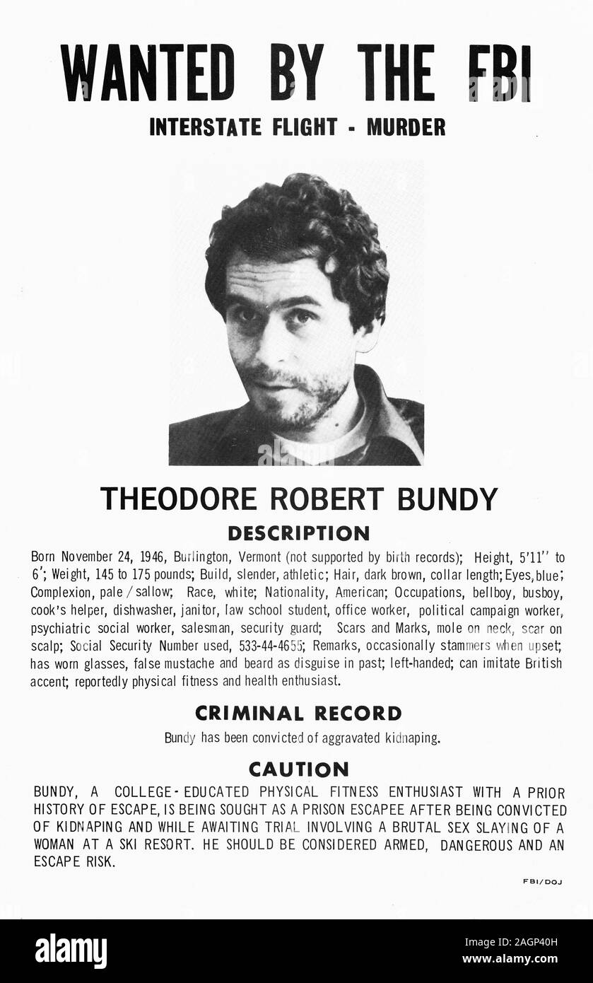 Ted Bundy FBI Avis de recherche. Theodore Robert Bundy (né Theodore Robert Cowell ; le 24 novembre 1946 - 24 janvier 1989) était un tueur en série américain qui a enlevé, violé et assassiné de nombreuses jeunes femmes et jeunes filles pendant les années 70 et peut-être même avant. Après plus de 10 ans de dénégations, avant son exécution en 1989, il a avoué 30 meurtres qu'il a commis dans sept Etats entre 1974 et 1978. Le véritable nombre de victimes est inconnu et peut-être plus élevé. Bundy était considéré comme beau et charismatique, traits qu'il a peut être exploitée pour gagner la confiance des victimes et de la société. Banque D'Images