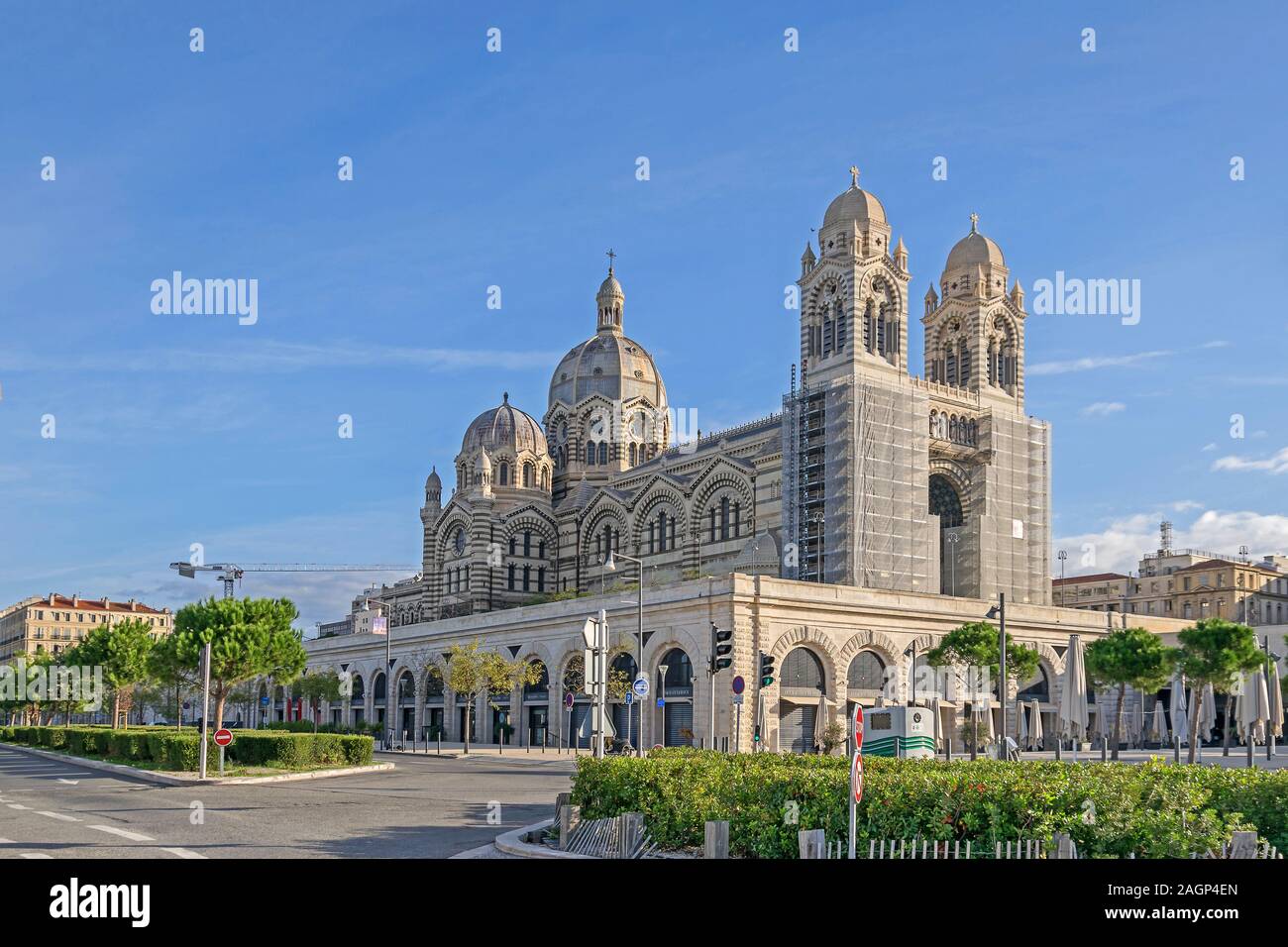 Marseille, France - 1 novembre 2019 : Boulevard Jacques Saade avec magasins et restaurants et de la nouvelle Cathédrale de Sainte Marie Majeure, le siège de l'Ar Banque D'Images