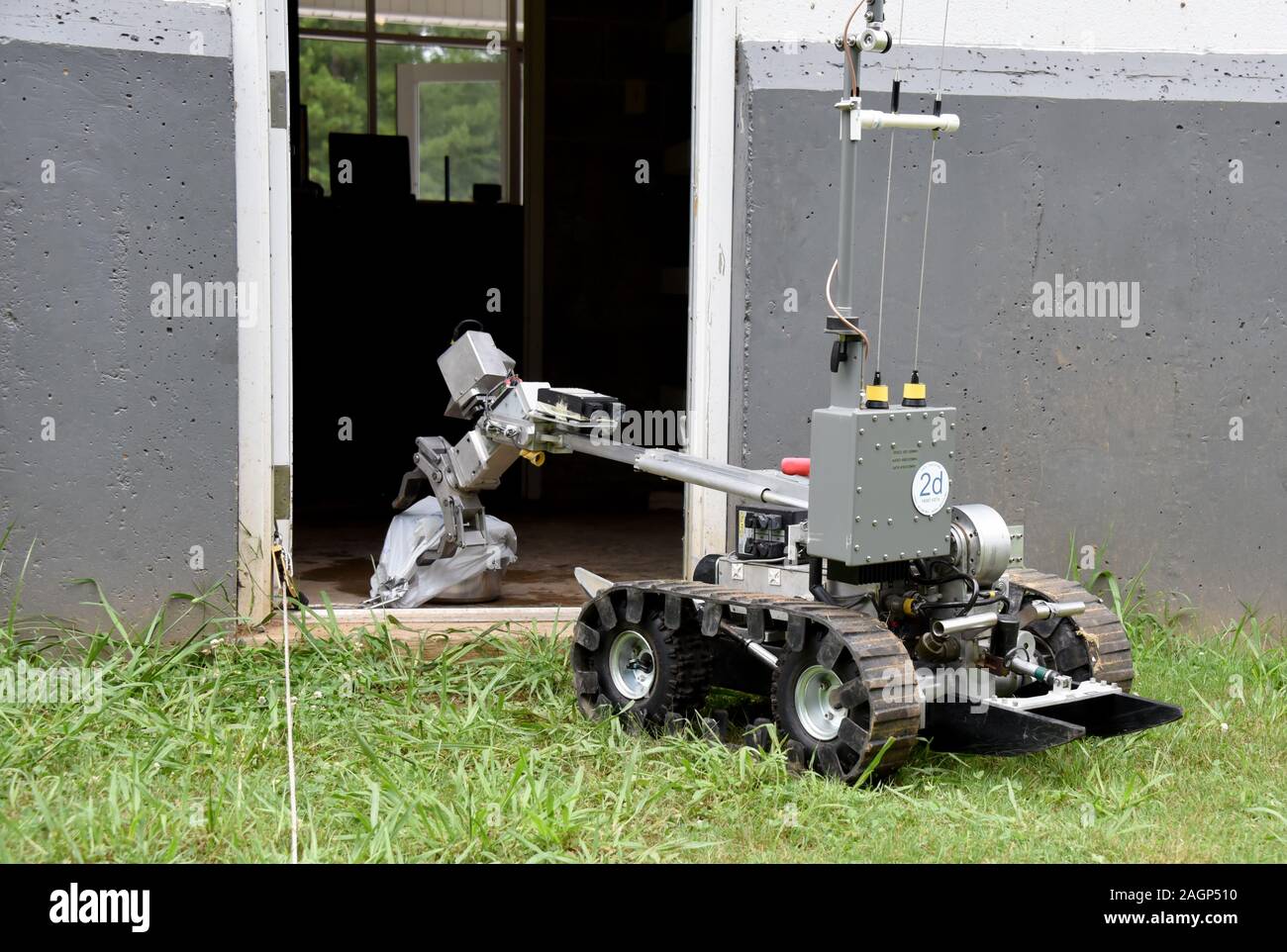 Un spécialiste de l'enlèvement du FBI exploite une bombe de contrôle à  distance du robot. Aux États-Unis, les attentats à la bombe sont a répondu  à l'enquête et par le FBI Photo