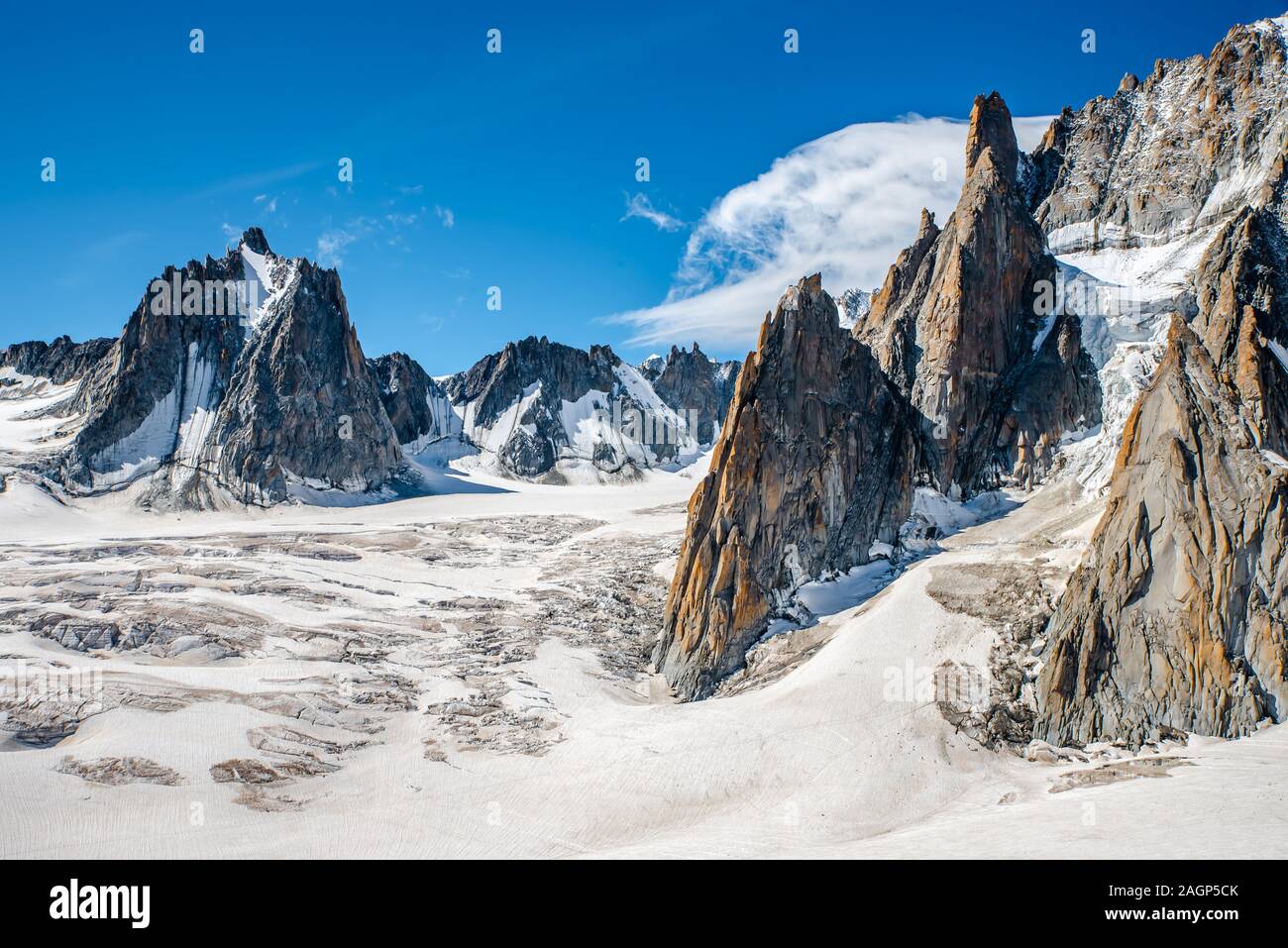 Le Mont Blanc, le toit de l'Europe avec ses 4808 mètres au-dessus du niveau de la mer, est un ensemble de sommets. Donnant sur la mer d'​​Ice les Grandes Jorasses, le Banque D'Images