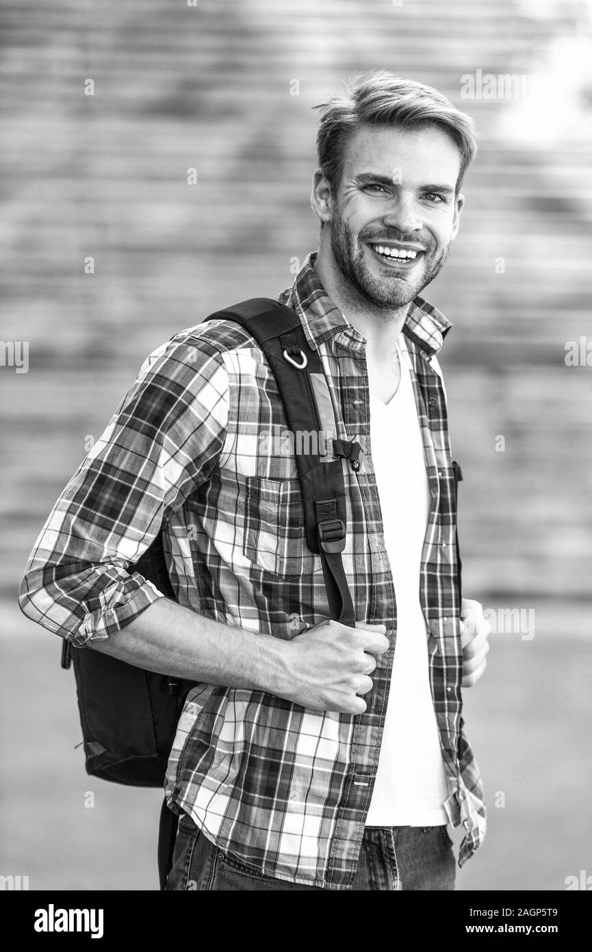La demande vous-même. bonne journée. guy étudier dans l'université. étudiant prêt pour l'apprentissage. la vie de l'école. L'homme moderne. les jeunes sur le chemin de l'université. Stimuler l'éducation avenir réussi. university student sac à dos. Banque D'Images