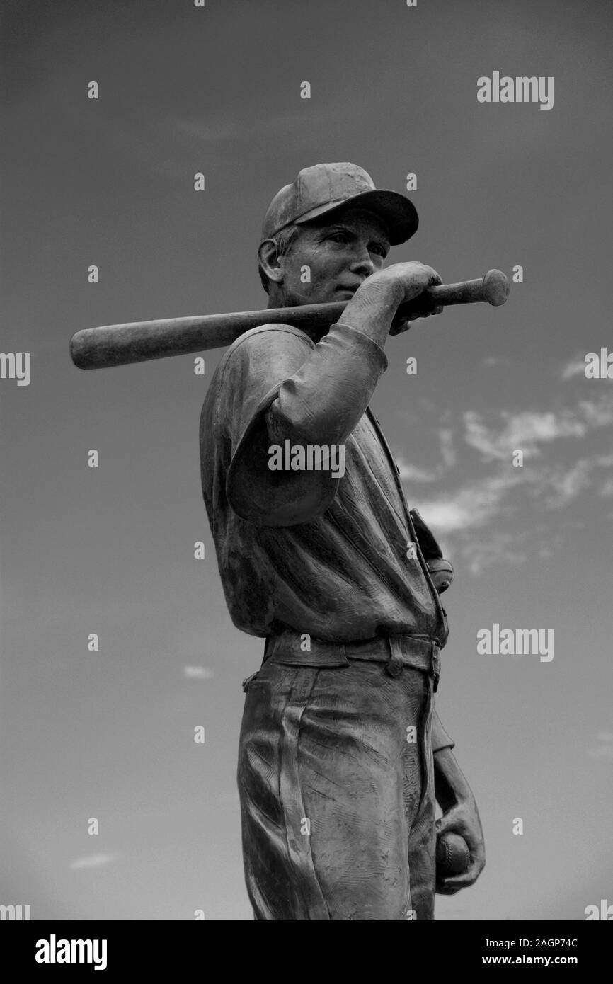 La statue d'un joueur de base-ball debout en face de Coors Field à Denver, Colorado, maison domaine de la Colorado Rockies Major League Baseball Team. Banque D'Images