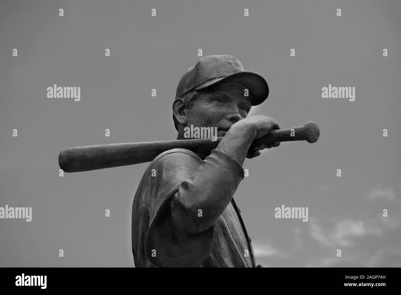 La statue d'un joueur de base-ball debout en face de Coors Field à Denver, Colorado, maison domaine de la Colorado Rockies Major League Baseball Team. Banque D'Images