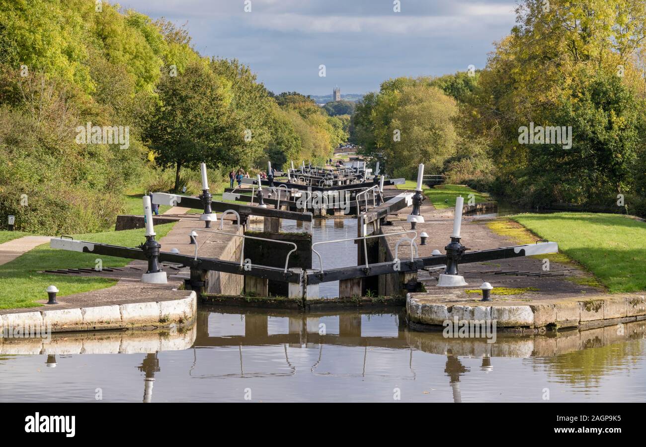 Hatton Locks sur le canal Grand Union en direction de Warwick, Hatton Warwickshire, Angleterre, Royaume-Uni. Banque D'Images