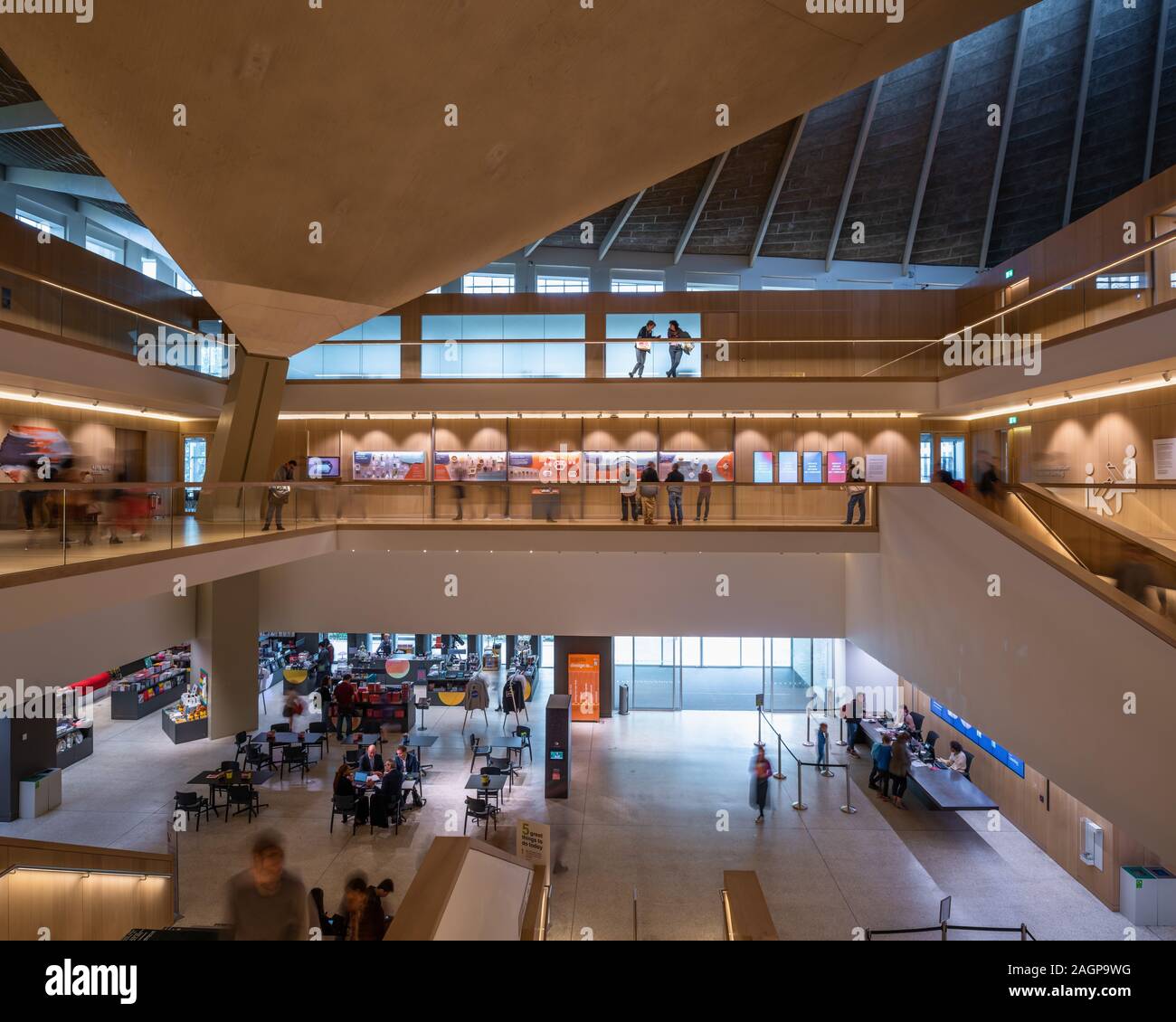 Visiteurs explorant le spectaculaire atrium multi-niveaux en chêne à l'intérieur du bâtiment redessiné du Design Museum à Kensington, dans l'ouest de Londres, en Angleterre Banque D'Images