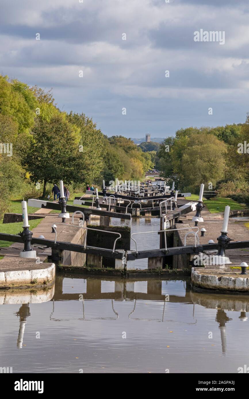 Hatton Locks sur le canal Grand Union en direction de Warwick, Hatton Warwickshire, Angleterre, Royaume-Uni. Banque D'Images