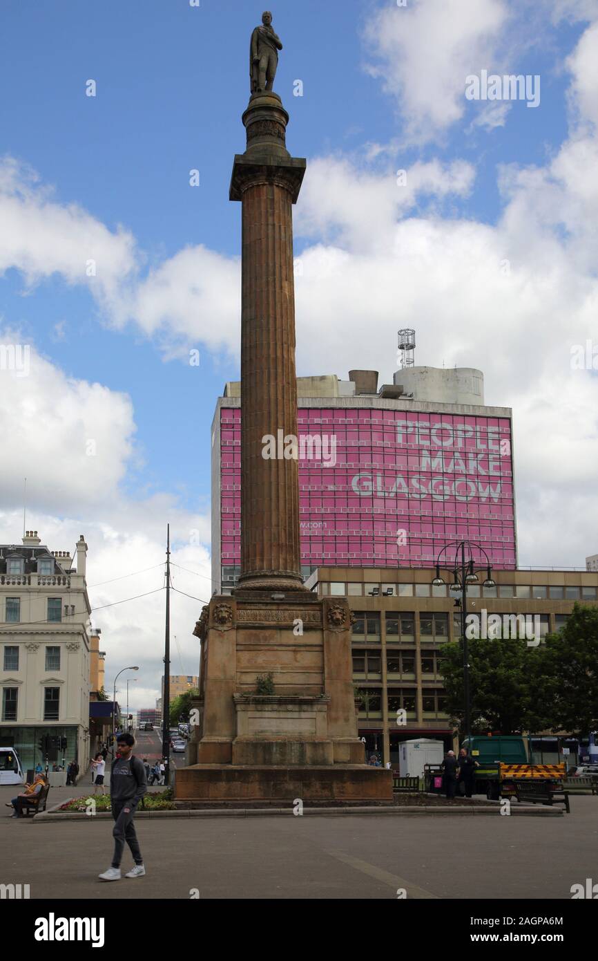 Glasgow Ecosse George Square colonne dorique avec Statue de pierre de Sir Walter Scott achevé en 1836 conçu par John Greenshields et Colonne et base Banque D'Images