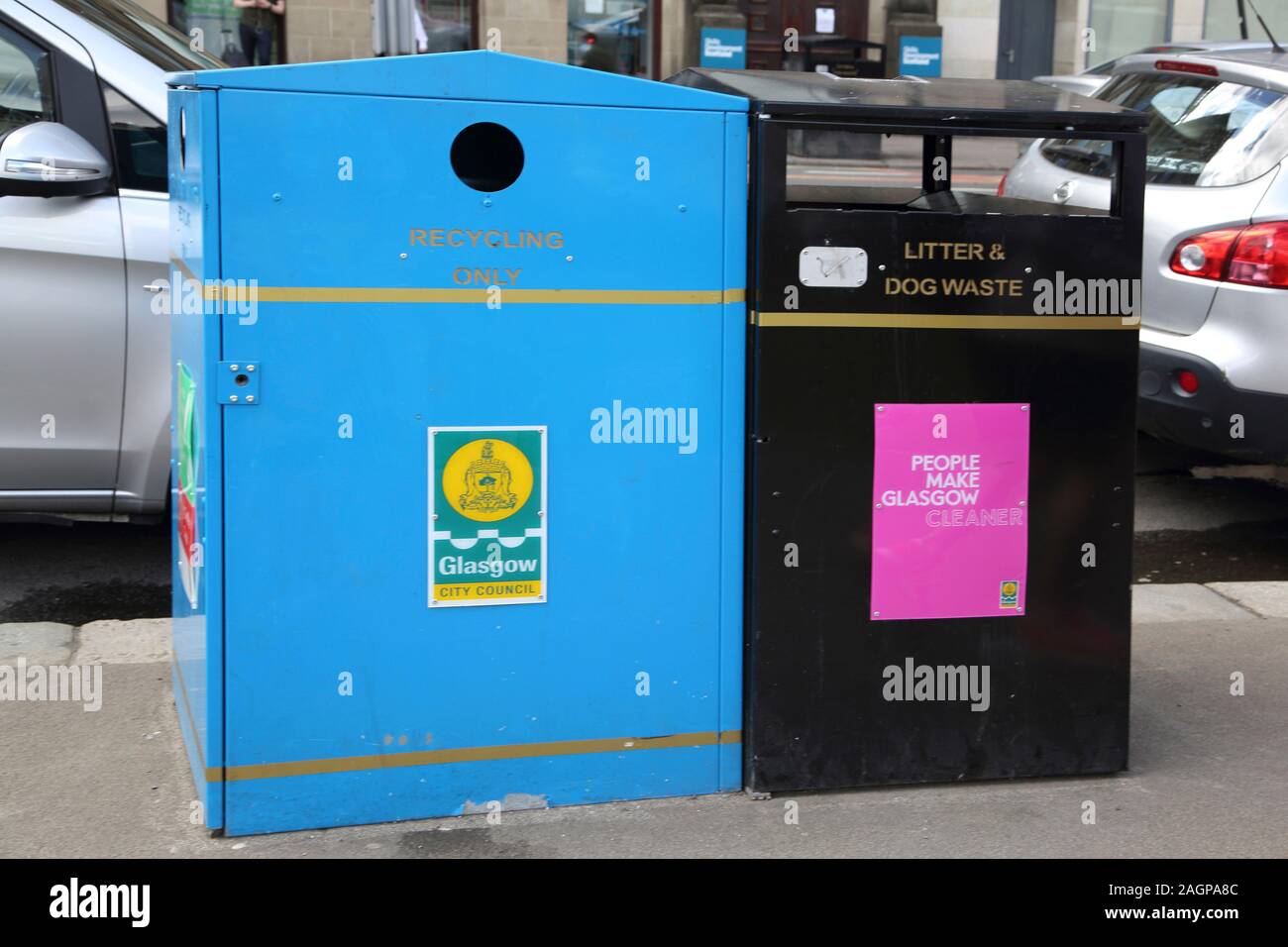 Glasgow Ecosse George Square, scènes de rue bac de recyclage et de litière Bin Banque D'Images