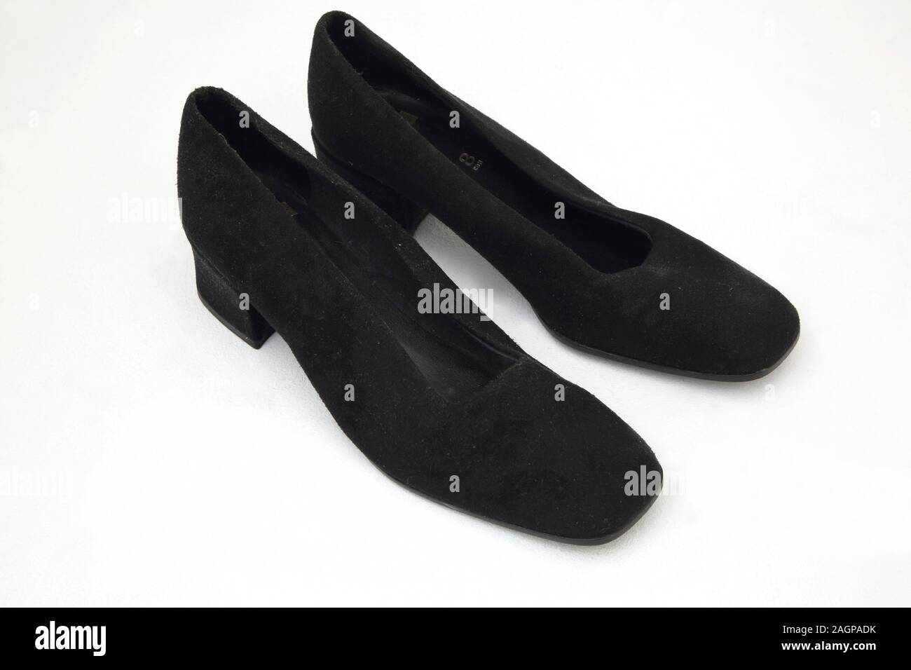 Une paire de chaussures en daim noir talon bloc Banque D'Images