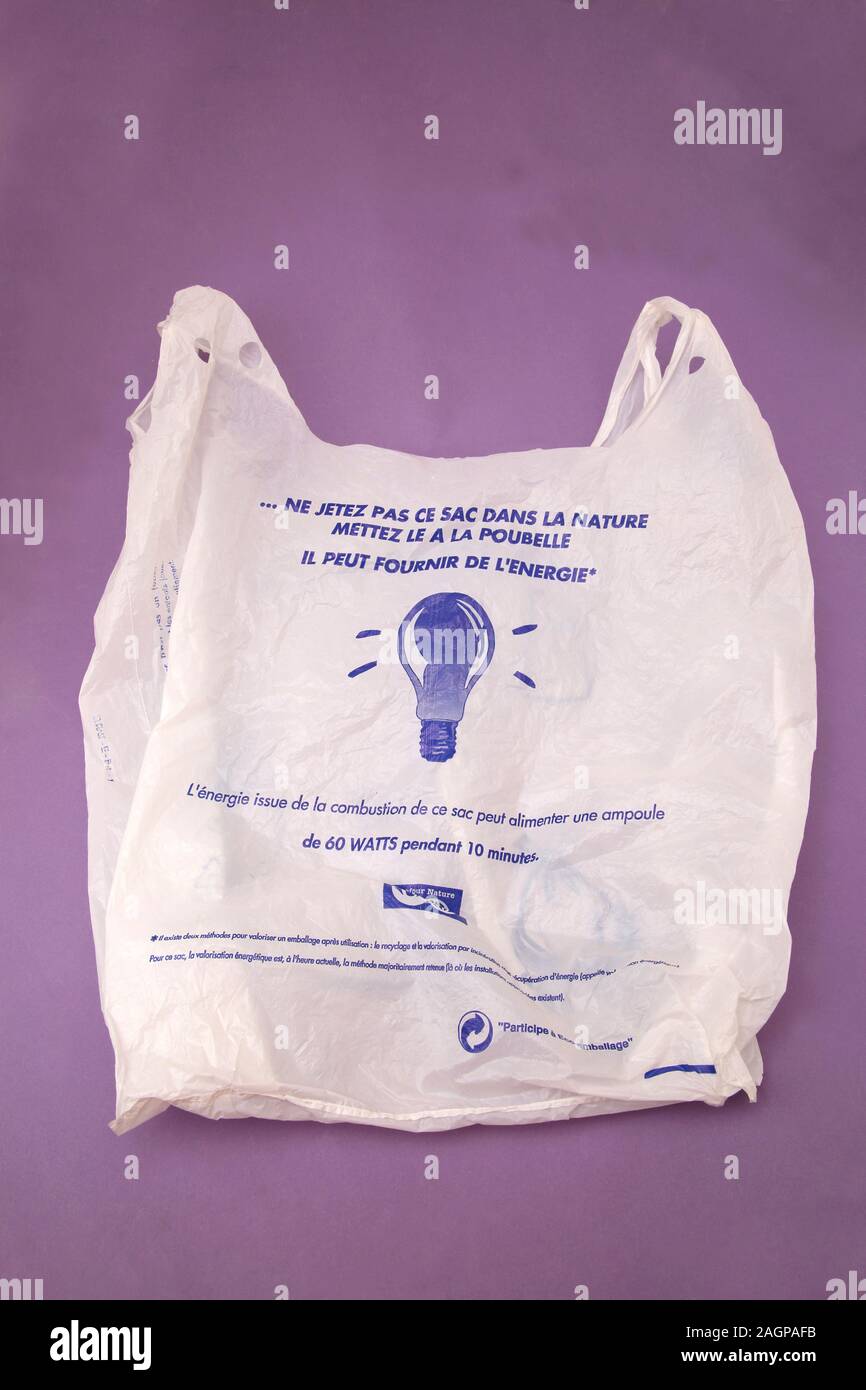 Sac en plastique ' français ne jetez pas ce sac dans la nature le mettre dans la poubelle il peut fournir de l'énergie. L'énergie de la combustion de ce sac Banque D'Images