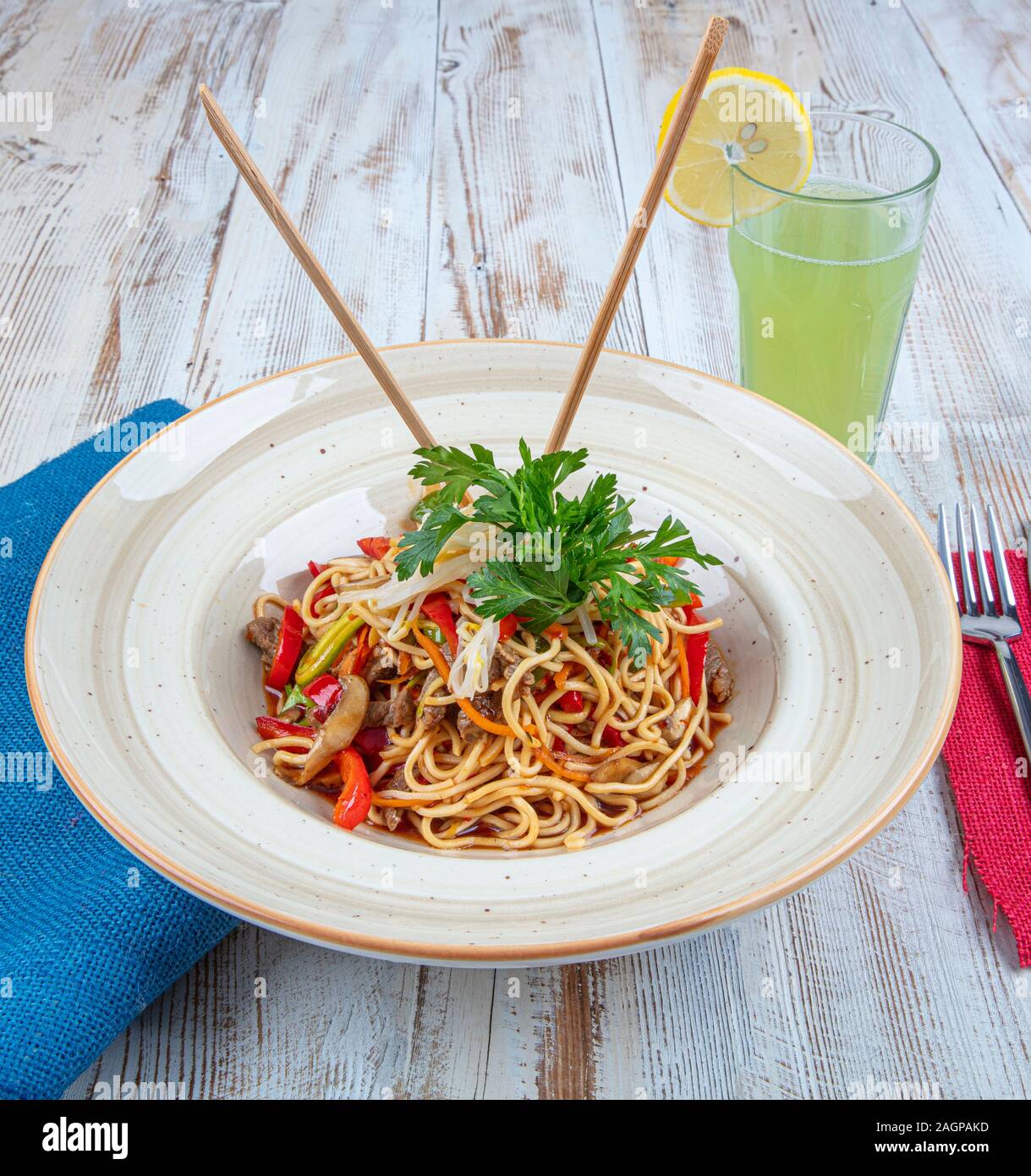 Nouilles Hakka est un populaire recettes indochinois. Nouilles avec légumes Schezwan dans une assiette. Vue d'en haut. Banque D'Images